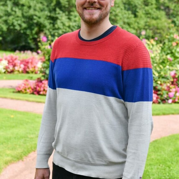 Kalle kertoo olevansa urheilumiehiä. Lajeista sujuvat ainakin jääkiekko, tennis sekä trendikäs padel. Kalle kertoo olevansa urheilumiehiä. Lajeista sujuvat ainakin jääkiekko, tennis sekä trendikäs padel.