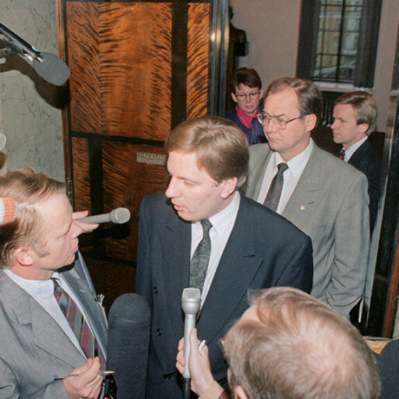 Hallituksen ylimääräinen istunto eduskunnassa devalvaation johdosta 15.11.1991. Ahon ja Viinasen takana poistumassa ministerit Mauri Pekkarinen ja Eeva Kuuskoski. esko