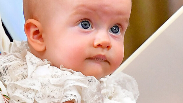 Mikä ihana pullaposki! Prinsessa Sofian ja Carl Philipin nuorimmainen ennennäkemättömissä kuvissa Prinssi Julian