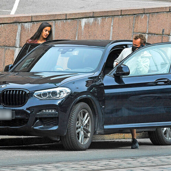 Parin alla on tuliterä BMW. Kuskin paikalle hyppäsi Jasper. jasperin auto