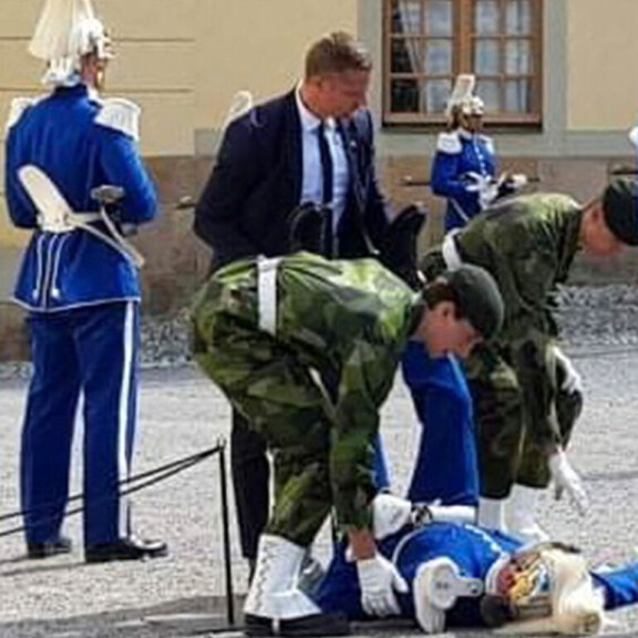 Vartija sai heti apua ja käveli paikalta itse pois. Sotilas
