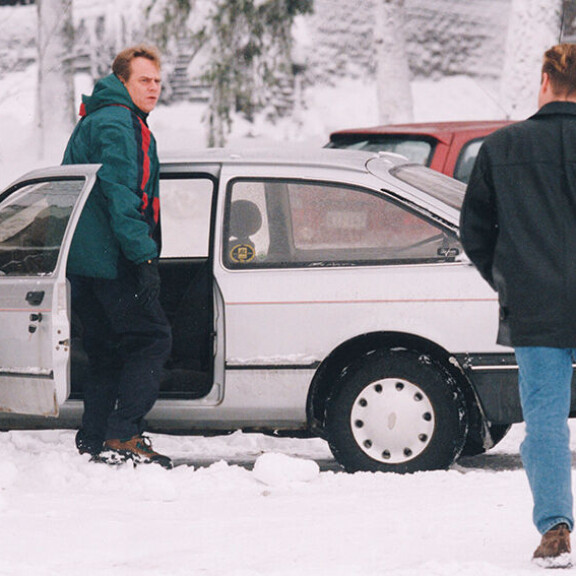 Talvella 1999 Seiska paljasti Armin ja Eskon suuren ja lämpimän rakkauden. Kuvassa Eskoa (vas.) tulee jututtamaan Seiskan nykyinen päätoimittaja. muisto