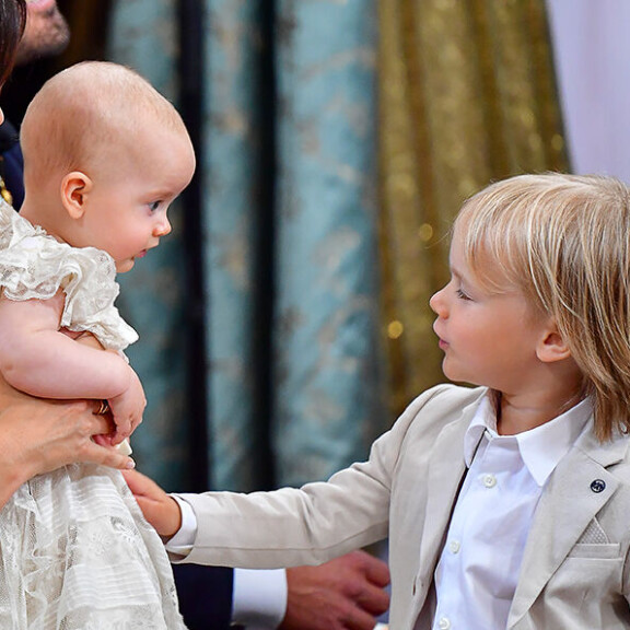 Prinssi Gabriel kävi tervehtimässä pikkuveljeään kastejuhlan aikana. Prinssi Gabriel