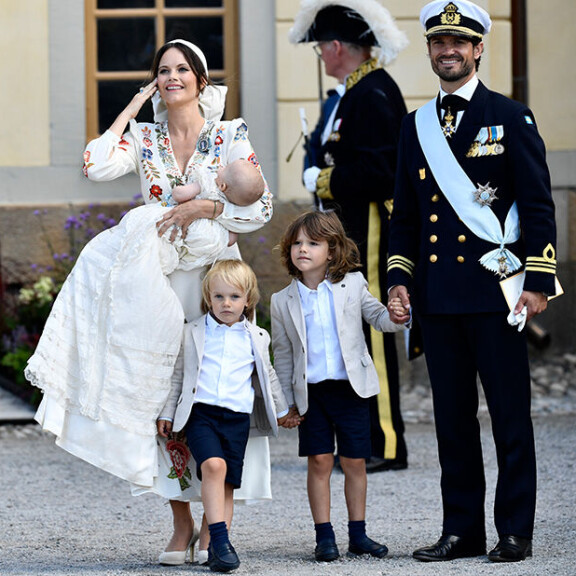 Ruotsalaislehdet luonnehtivat prinssi Julianin kastejuhlaa 'lämminhenkiseksi perhejuhlaksi'. Kuvassa myös tuoreet isoveljet Alexander ja Gabriel. vauva sai nimen