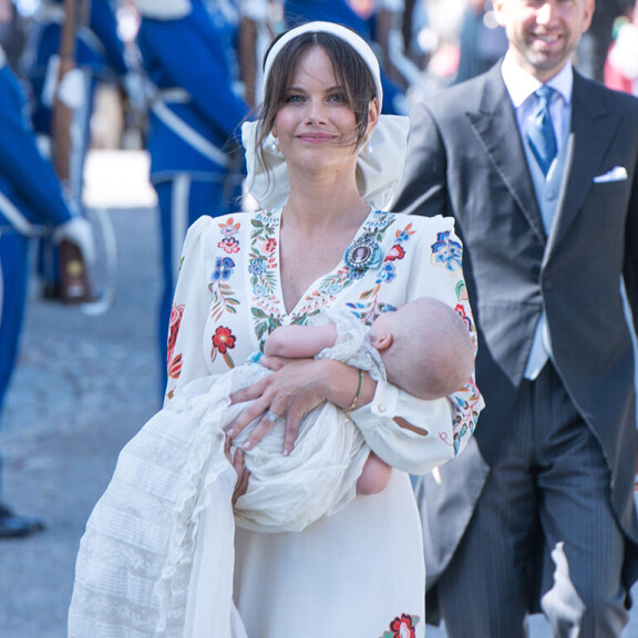 Prinsessa Sofia näytti raikkaalta kantaessaan pikkuprinssiä kirkkoon. Prinsessa Sofia