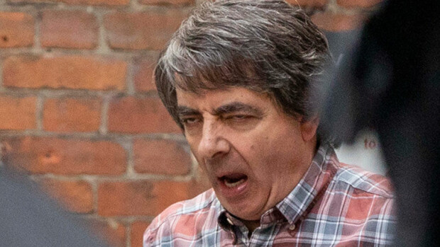 Oho! Tältä Mr. Beanina tunnettu Rowan Atkinson näyttää nykyään - kuvattiin nuutuneena ja harmaantuneena uutussarjan kuvauksissa! Rowan Atkinson