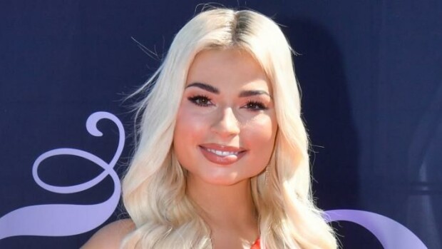 Miss Suomi -finalisti Essi Unkuri yllätti hurjalla hiusvärillään ja paljastavalla kaula-aukollaan - nyt on rohkea missi! 'Ajattelin vähän räväyttää' Essi Unkuri