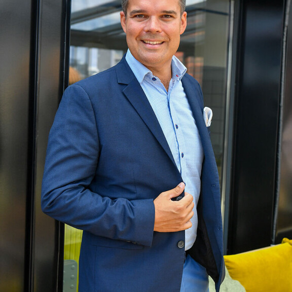 Mikael kertoi huumorin olevan tärkeää sekä avioliitossaan että perheen parissa. Mikael Konttinen