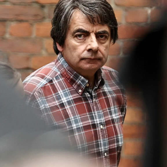 Rowan Atkinson oli nuutuneen näköinen Man vs. Bee -sarjan kuvauksissa. Rowan Atkinson