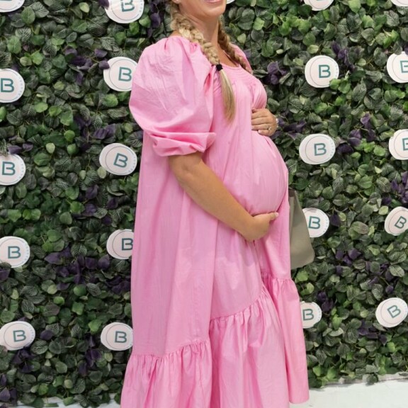 Emilia poseerasi kosmetiikkamyymälän avajaisissa upeassa pinkissä maksimekossaan. Emilia poseerasi upeassa pinkissä maksimekossaan.