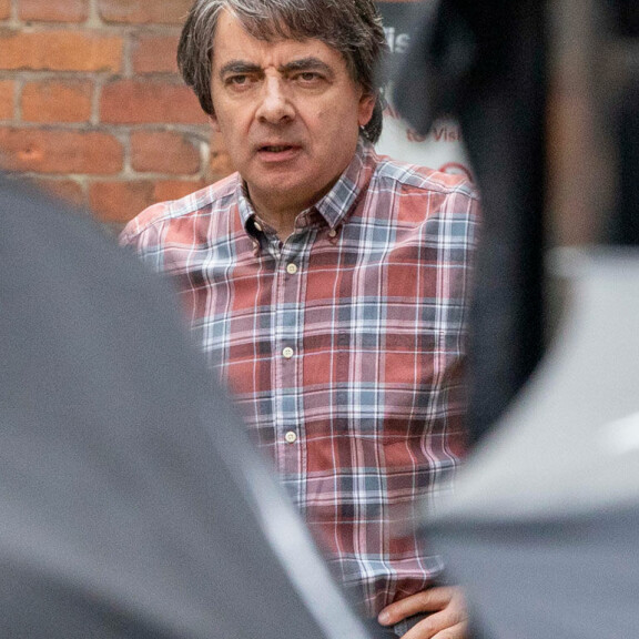 Mr. Beaniä muistuttavat ilmeet ja eleet tulevat Rowan Atkinsonilta kuin luonnostaan ja tahattomasti. Rowan Atkinson