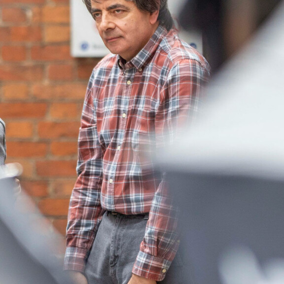 Oho! Tältä Mr. Beanina tunnettu Rowan Atkinson näyttää nykyään - kuvattiin nuutuneena ja harmaantuneena uutussarjan kuvauksissa! Rowan Atkinson