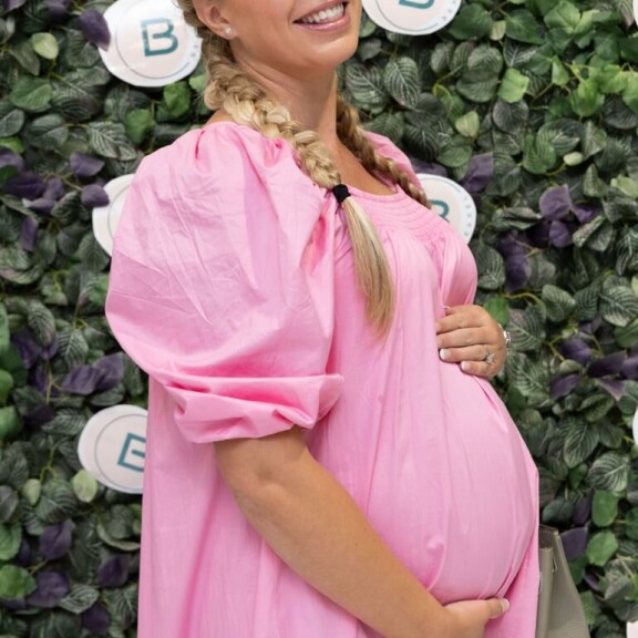 Emilia ei ole kertonut vauvan sukupuolta julkisuuteen. Hän haluaakin tehdä paljastuksen vasta myöhemmin sosiaalisen mediassa. Emilia ei ole kertonut vauvan sukupuolta julkisuuteen. Hän haluaakin tehdä paljastuksen vasta myöhemmin sosiaalisen mediassa.