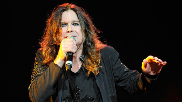 Parkinsonin tautia sairastava Ozzy Osbourne kuvattiin pitkästä aikaa: liikkuminen muuttunut entistä haastavammaksi - kuvat Ozzy Osbourne