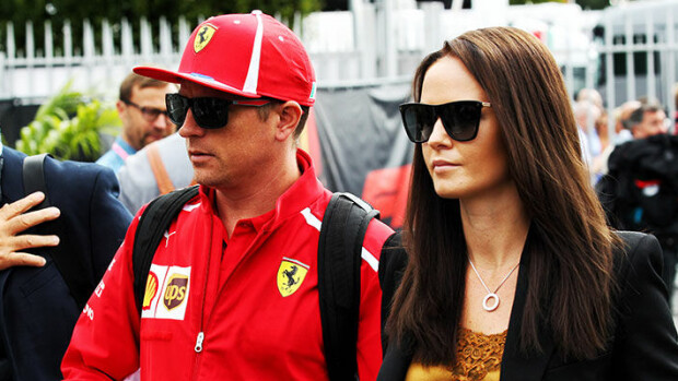 Minttu ja Kimi Räikkönen juhlistivat hääpäiväänsä – herkkä perhekuva tärkeässä paikassa Kimi ja Minttu Räikkönen