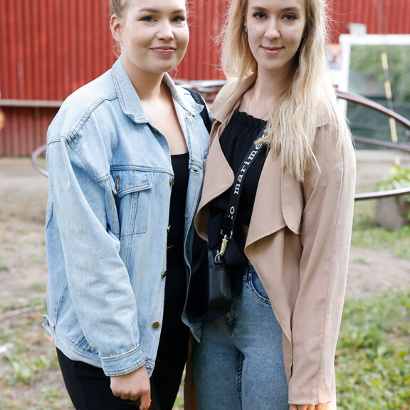 Noora ja Anna olivat tulleet paikalle Forssasta. - Näen Jarin ensimmäistä kertaa, Noora kertoi. Jari Sillanpää