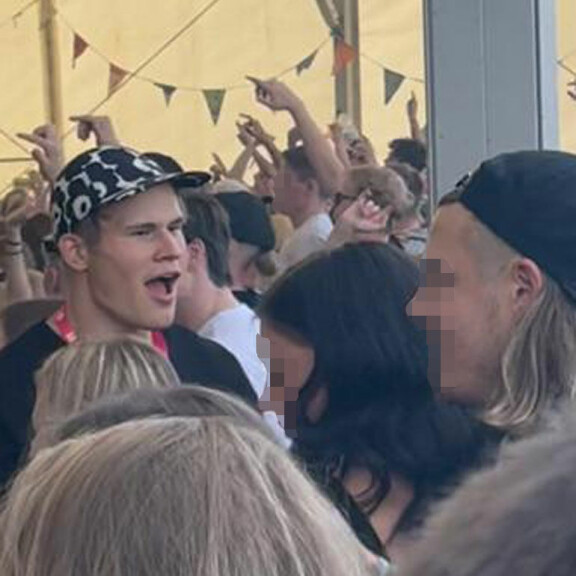 Jesse Puljujärvi oli ilmeikkäällä juhlatuulella. Jesse Puljujärvi oli ilmeikkäällä juhlatuulella.