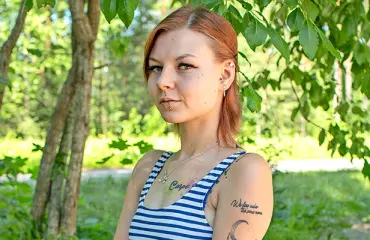 Salolainen Johanna, 23, toteuttaa unelmiaan puuttuvista sormistaan huolimatta: Haluan rekkakuskiksi!