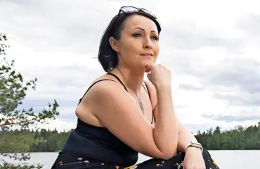 Iskelmätähti Nina Åkerman rehellisenä rahaongelmistaan: Kävin niin syvissä vesissä, että sairastuin burnoutiin