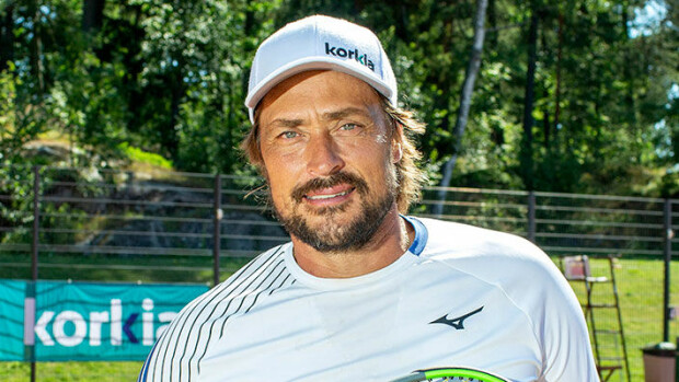 Teemu Selänne hyvästeli luksusjahtinsa - kantoi kamppeitaan satamassa: Eetu-poika kuskasi - kuvat! Teemu Selänne