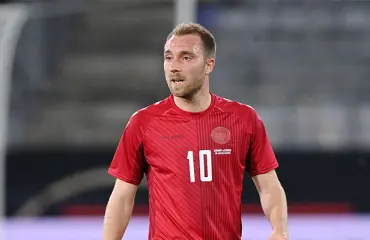 Christian Eriksen taas jaloillaan! Tanskalainen jalkapallotähti toipuu sydämenpysähdyksestä - paparazzikuvat julki!
