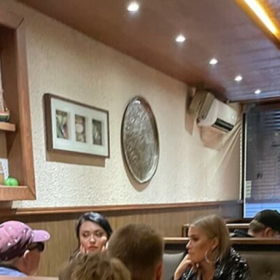 Näin väsyneissä juhlatunnelmissa kaunottaret nähtiin viikonloppuna. Sara Sieppi ja Shirly Karvinen