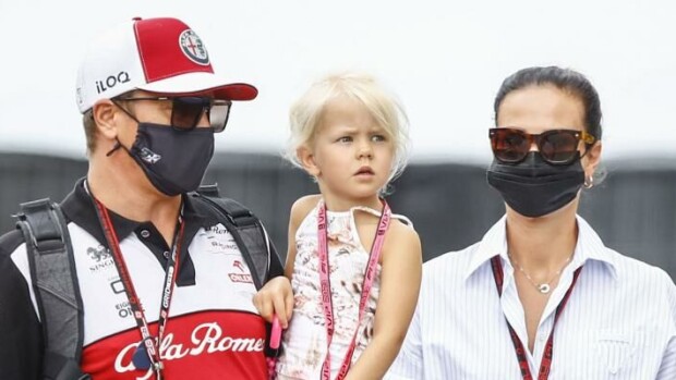 Ooh! Minttu ja Kimi Räikkönen pussailivat avoimesti Unkarissa: Mintun upea tyyli häikäisi jälleen - paparazzikuvat! Kimi Räikkönen