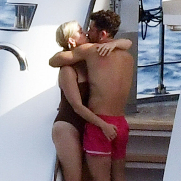 Kourimista ja suutelua jahdilla: Katy Perry tarrasi Orlando Bloomin takapuoleen – kuvat! Katy Perry ja Orlando Bloom