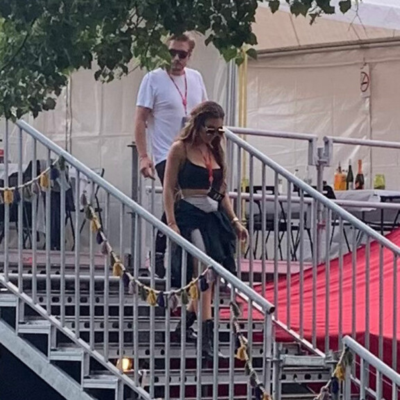 Sofia Belórf ja Stefan Therman laskeutuivat VIP-katsomosta tavallisen kansan pariin, kun paria miellyttävä keikka oli alkamassa. Sofia Belórf ja Stefan Therman laskeutuivat VIP-katsomosta tavallisen kansan pariin, kun paria miellyttävä keikka oli alkamassa.