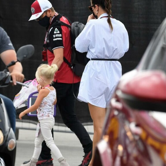 Paparazzi bongasi Räikköset Unkarissa varikkoalueella. Paparazzi bongasi Räikköset Unkarissa varikkoalueella.