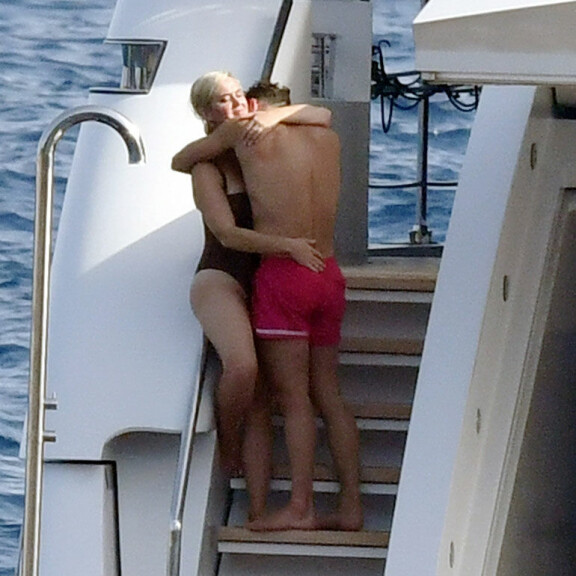 Kourimista ja suutelua jahdilla: Katy Perry tarrasi Orlando Bloomin takapuoleen – kuvat! Katy Perry ja Orlando Bloom