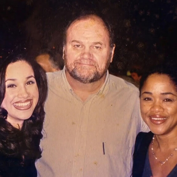 40 vuotta täyttävä Meghan eteni tv-visan salkkutytöstä herttuattareksi - katso elämänkuvat! Sussexin herttuatar Meghan, Thomas Markle ja Doria Ragland