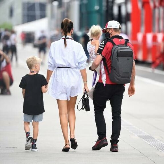 Mintun asu kiinnitti jälleen huomion yksinkertaisuudellaan. Mintun asu kiinnitti jälleen huomion yksinkertaisuudellaan.