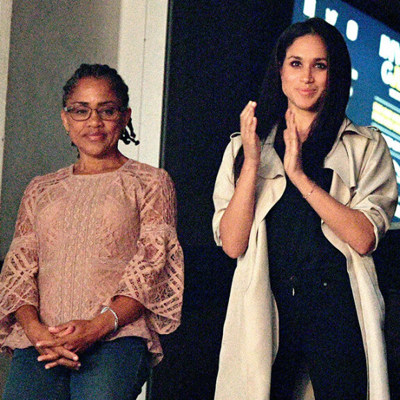 40 vuotta täyttävä Meghan eteni tv-visan salkkutytöstä herttuattareksi - katso elämänkuvat! Doria Ragland ja herttuatar Meghan