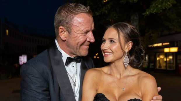 Renny Harlin liikuttuneena kohutuista kihlajaisjuhlistaan: Vanhempani saivat iloita kanssamme Renny ja Johanna Harlin