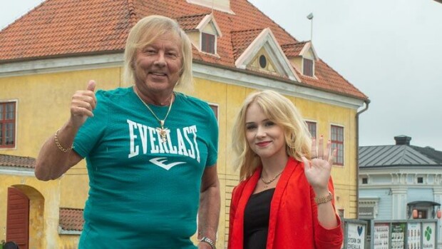 Helmi Loukasmäki punastui! Danny yllättyi Rauman kauppatorilla: Täällähän on Helmin alusasuja! Helmi Loukasmäki ja Danny