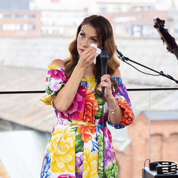 Psykiatrinen sairaanhoitaja Varpu Hintsanen kirjoitti Emilia Salorannan kanssa kirjan, jossa käsitellään surua, mutta myös toivoa ja kiitollisuutta. -Jos kirja auttaa edes yhtä ihmistä, niin se on jo tarpeeksi, Varpu totesi. Varpu Hintsanen