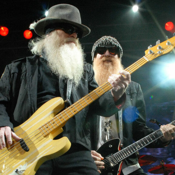 Dusty Hill (etualalla) ehti soittaa ZZ Topissa huimat 52 vuotta Frank Beardin ja Billy Gibbonsin rinnalla. Dusty Hill (etualalla) ehti soittaa ZZ Topissa huimat 52 vuotta Frank Beardin ja Billy Gibbonsin rinnalla.