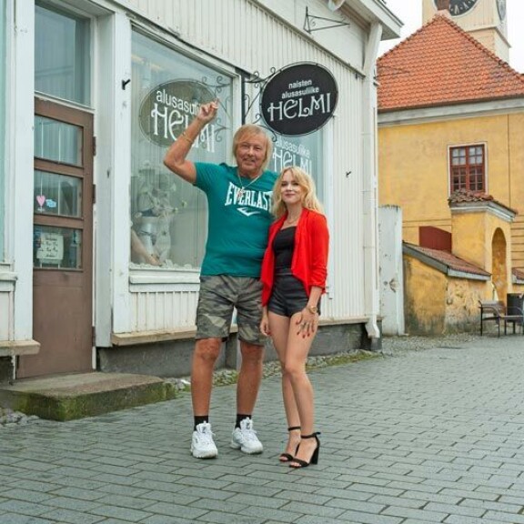 Kappas kehveli! Danny bongasi naisten alusvaateliikkeen kyltin, jossa komeilee tuttu nimi. Kappas kehveli! Danny bongasi naisten alusvaateliikkeen kyltin, jossa komeilee tuttu nimi.