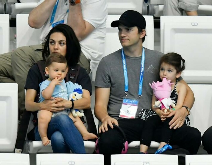 Mila ja Ashton vuonna 2017. Pariskunnan sylissä istuvat heidän lapsensa Dimitri ja Wyatt.