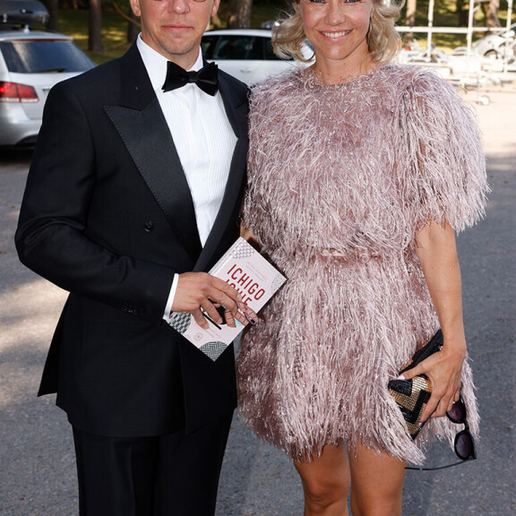 Aku Hirviniemi ja Sonja Kailassaari saapuivat juhliin upeina, teemaa kunnioittaen. Aku Hirviniemi ja Sonja