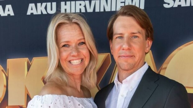 Verottivatko Harlinien kihlajaiset Luokkakokouksen ensi-iltaa? Päätähdistä paikalla vain Aku! Sonja ja Aku