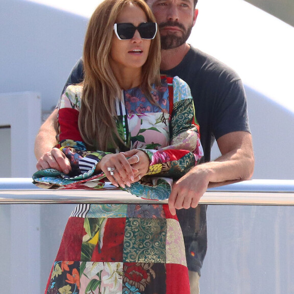 Synttäripusuja luksusjahdilla! Jennifer Lopez ja Ben Affleck virallistivat vihdoinkin suhteensa - katso romantiikkaa tihkuva kuva! Bennifer jahdilla