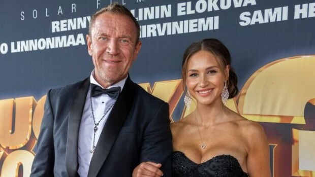 Luokkakokous 3 sai vihdoin ensi-iltansa! Renny ja Johanna saapuivat punaiselle matolle täysin rakastuneina - kiihkeä suudelma! Renny ja Johanna