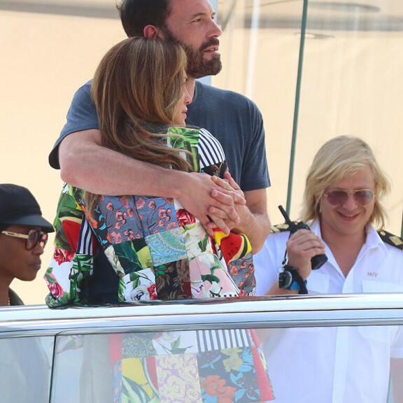 Synttäripusuja luksusjahdilla! Jennifer Lopez ja Ben Affleck virallistivat vihdoinkin suhteensa - katso romantiikkaa tihkuva kuva! Jennifer Lopez Ben Affleck