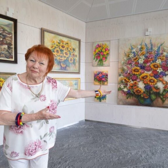 Näyttelijän mukaan monet esiintyvät taiteilijat maalaavat tai tekevät jotain muuta konkreettista käsillään. Hän itse on maalannut lapsesta asti. Näyttelijän mukaan monet esiintyvät taiteilijat maalaavat tai tekevät jotain muuta konkreettista käsillään. Hän itse on maalannut lapsesta asti.