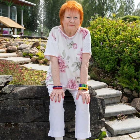 – Suomalaiset pelkäävät munaamista ja epäonnistumista. Meillä on voimakas kritiikin ja yleisön pelko. Se on kulttuurin tottumattomuutta. Vuorovaikutusta pitäisi opettaa päiväkodista lähtien, Tuija sanoo. – Suomalaiset pelkäävät munaamista ja epäonnistumista. Meillä on voimakas kritiikin ja yleisön pelko. Se on kulttuurin tottumattomuutta. Vuorovaikutusta pitäisi opettaa päiväkodista lähtien, Tuija sanoo.