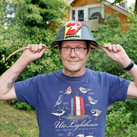 – Tämä täytyy ottaa mukaan kesämökille, niin eiköhän pää ole sitten turvassa, Erkki vitsailee Seiskalta saamansa sotilaskypärä päässään. – Tämä täytyy ottaa mukaan kesämökille, niin eiköhän pää ole sitten turvassa, Erkki vitsailee Seiskalta saamansa sotilaskypärä päässään.