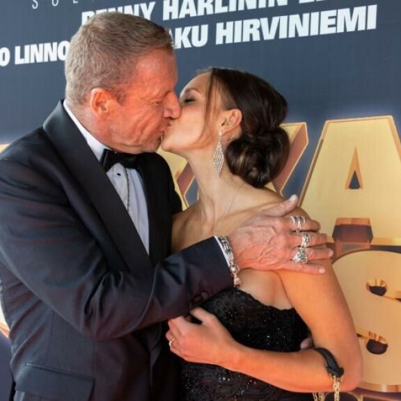 Kohta pari painautuikin toisiaan vasten yhä tiukemmin. Kohta pari painautuikin toisiaan vasten yhä tiukemmin.