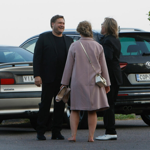 Samuli Edelmann (vas.) esiintyi kihlajaisissa. Samuli Edelmann (vas.) esiintyi kihlajaisissa.